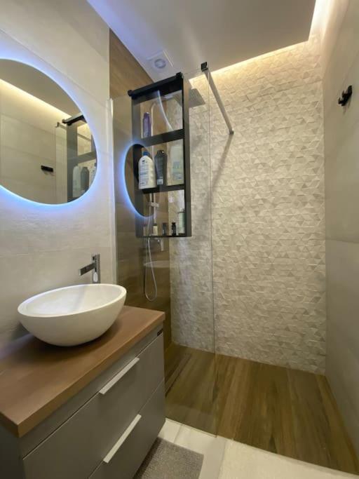Luxury Apartment *