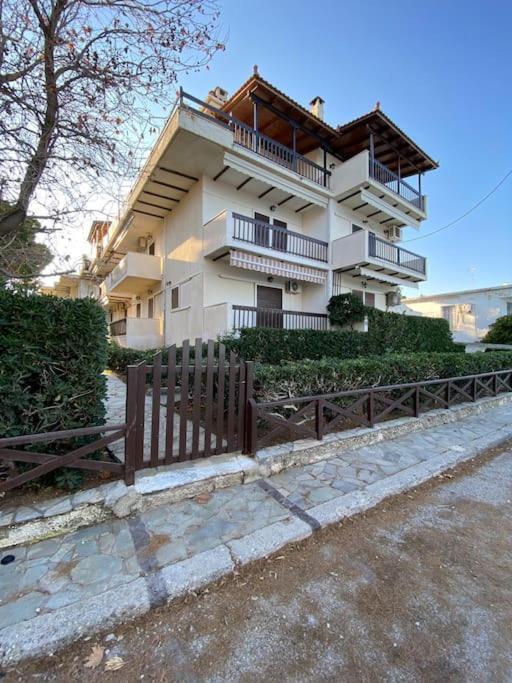 Luxury * Akrata